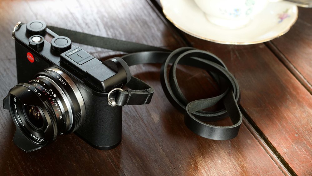 Truly classic: The Classic Slim in black attached to the Leica CL with a 15mm Super Wide Heliar III